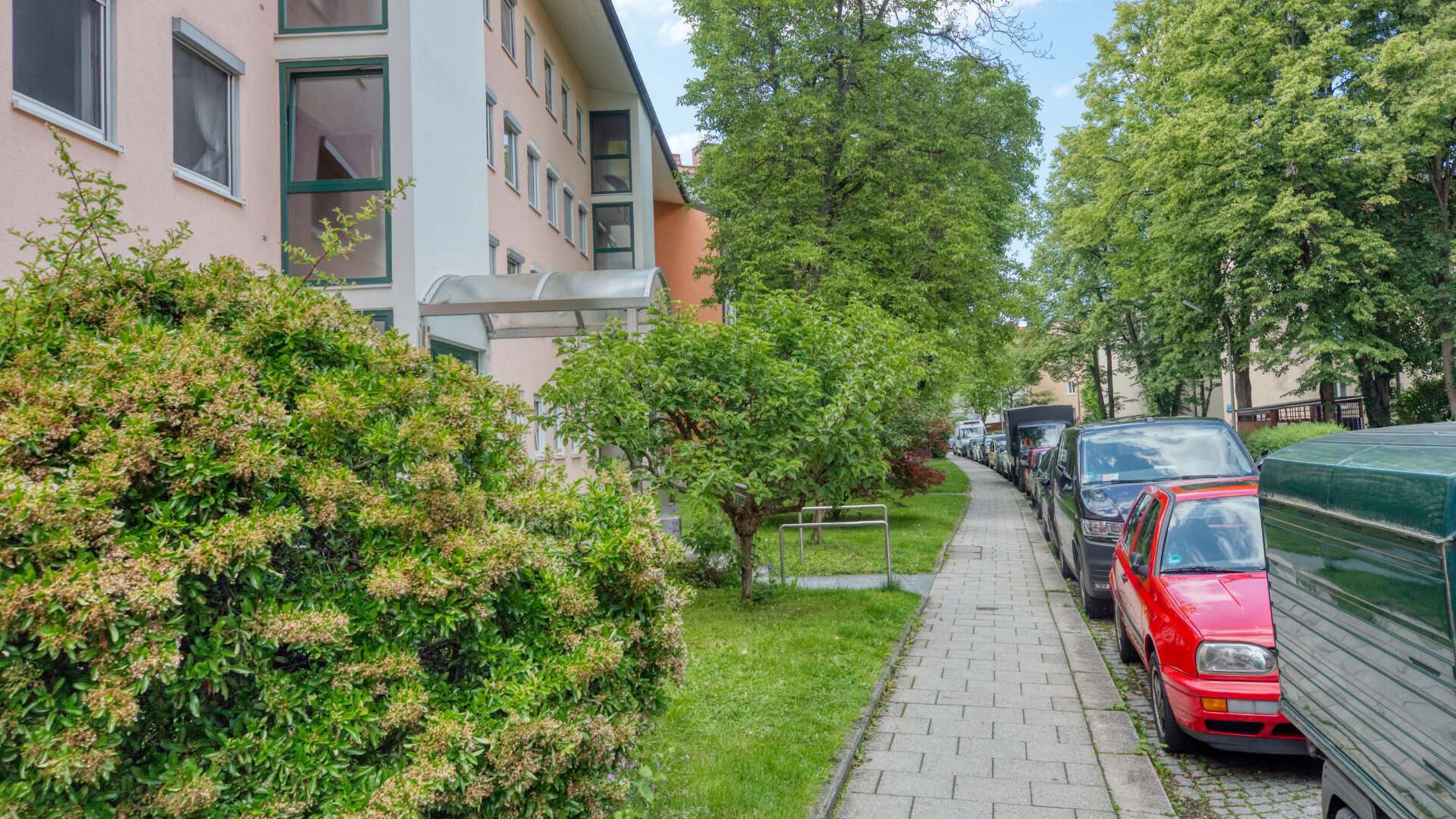 Hausansicht und Begruenung und Gehweg
