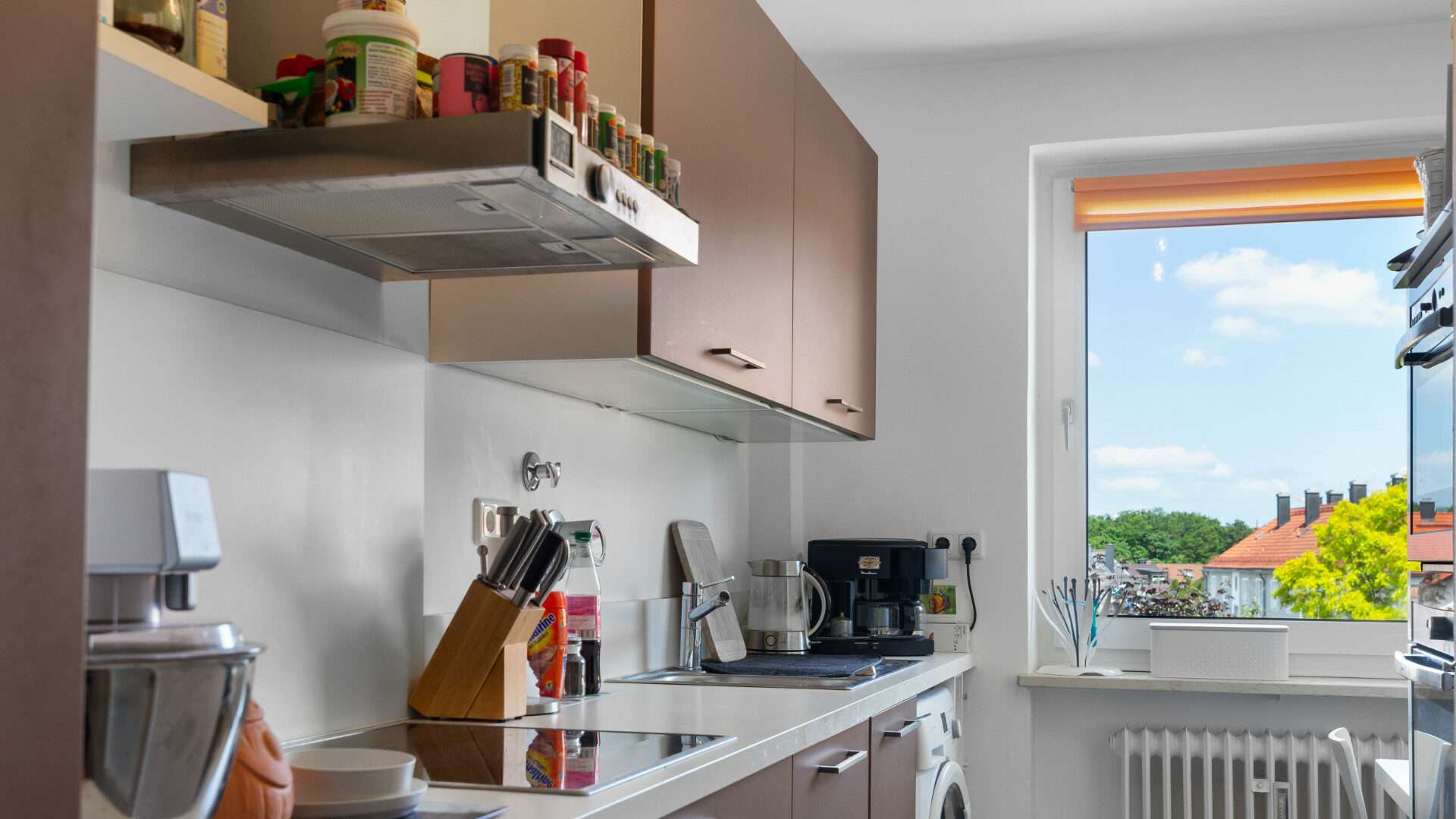 Küche mit Einbauküche und Fenster