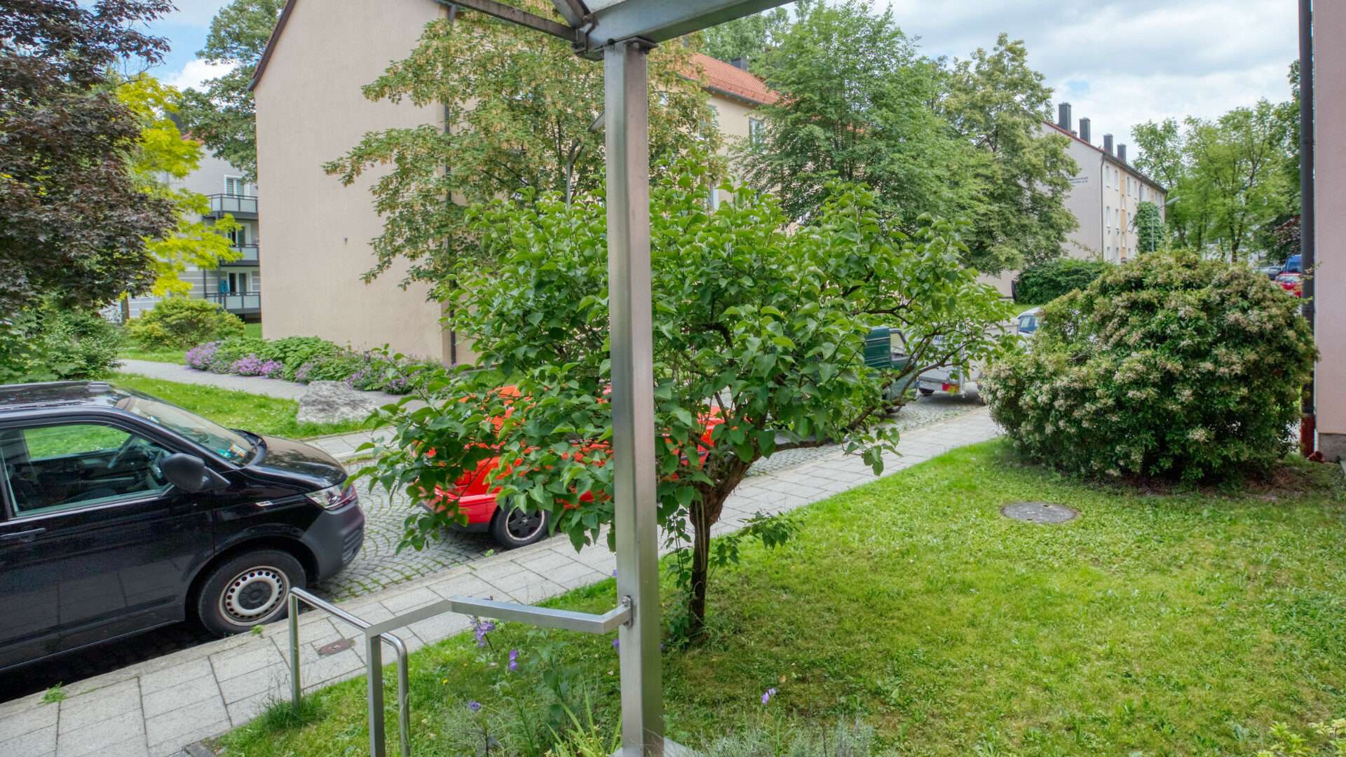 Straße mit Mehramilienhäusern in München Moosach