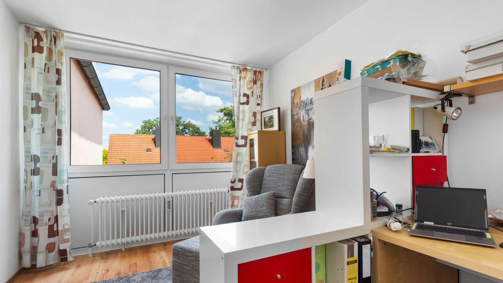 Moosach Wohnung Zimmer Büro mit Fenster und Büromöbeln