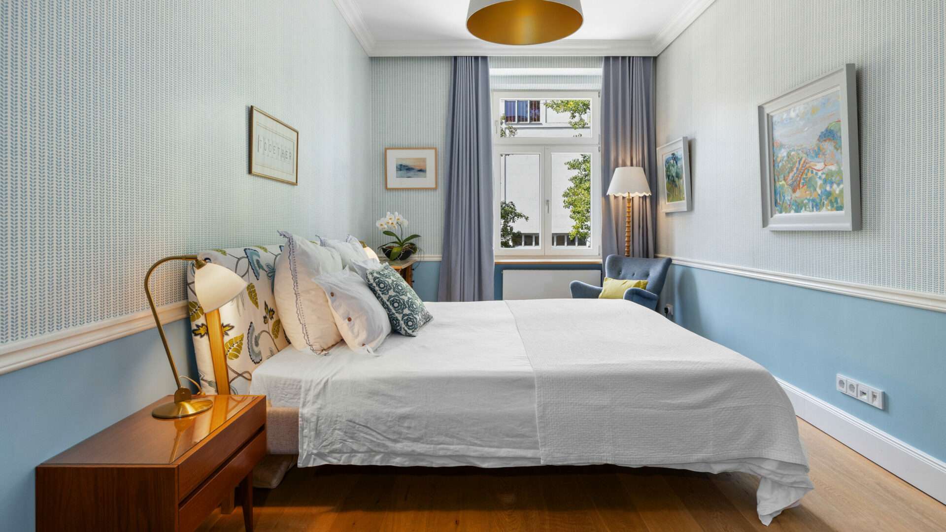 Haidhausen Altbauwohnung Kauf Schlafzimmer Schlafzimmer mit Doppelbett in Blau