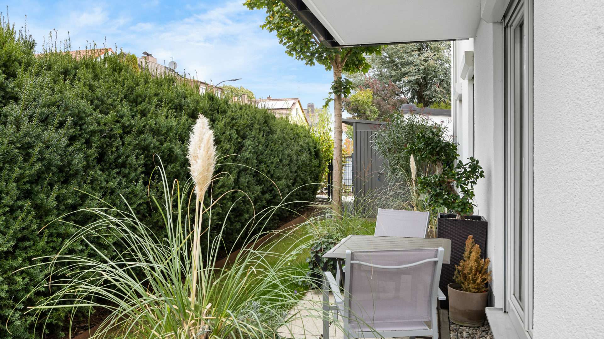 Terrasse mit Tisch und zwei Stühlen