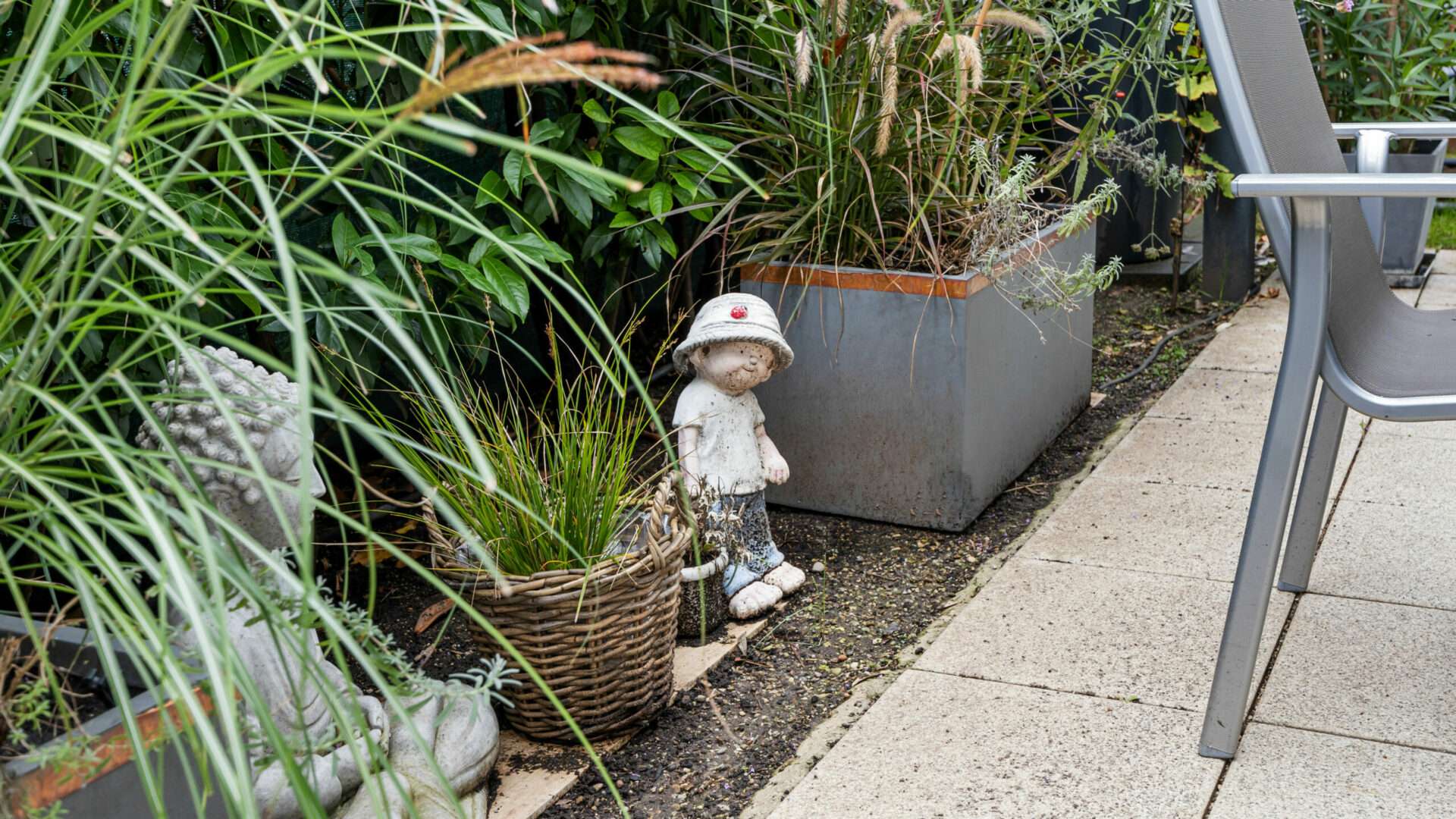 Kleine Figur im Garten als Dekoration
