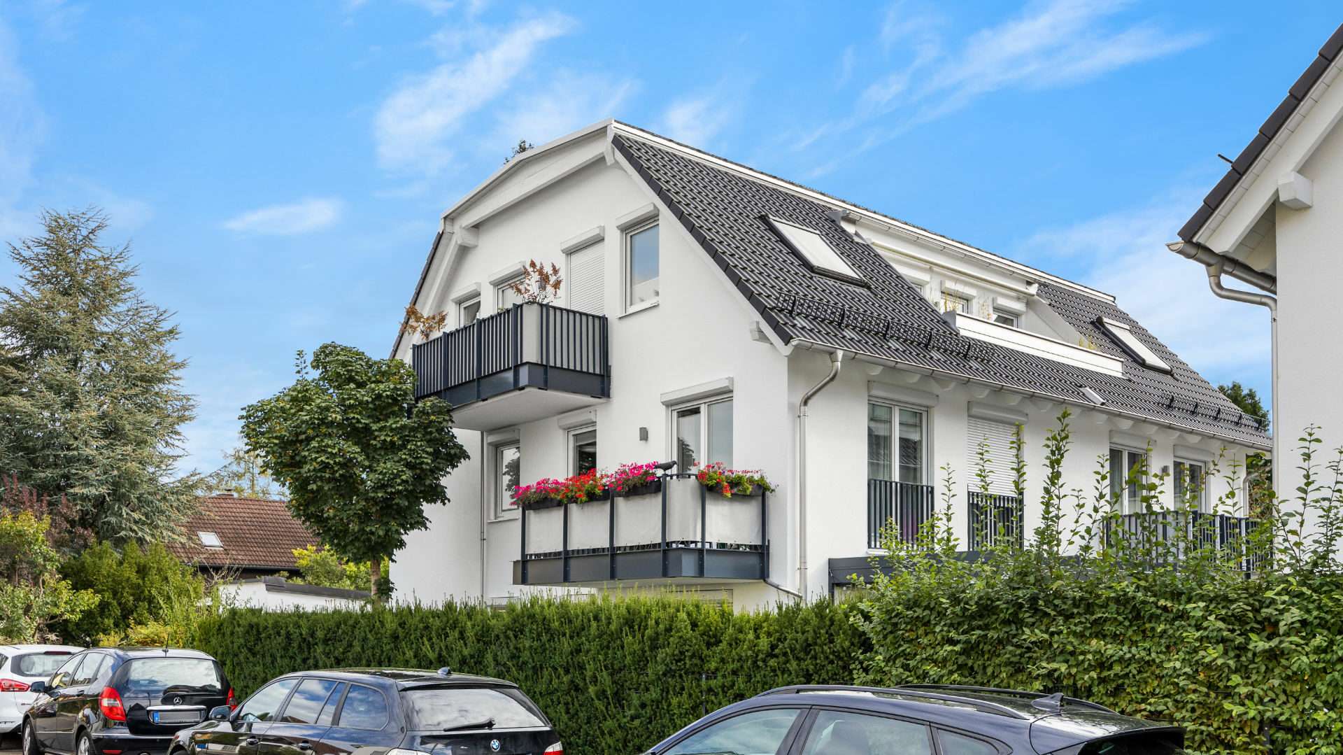 Kleines und modernes Mehrfamilienhaus mit Balkonen