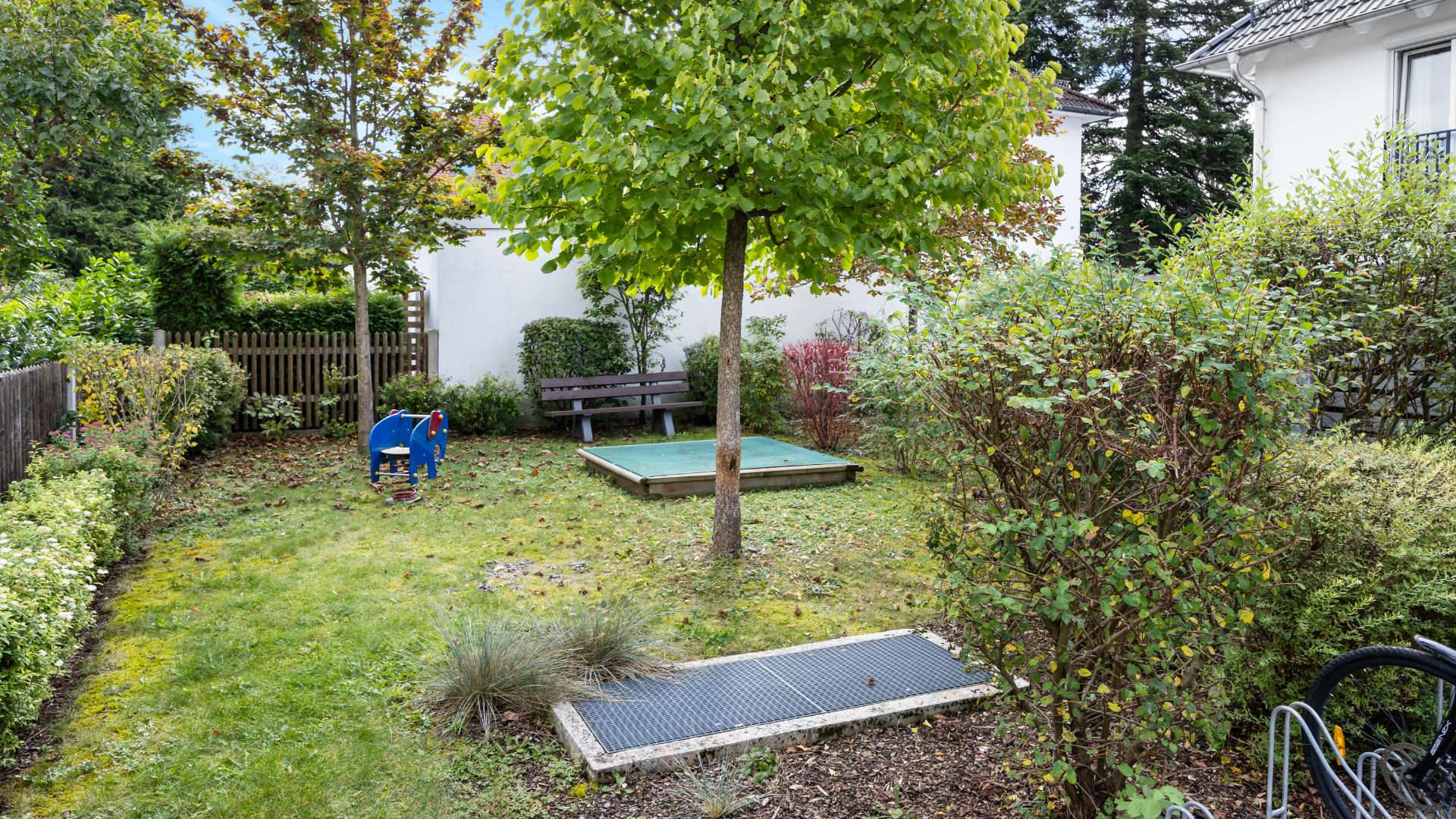 Kleiner Spielplatz im Garten