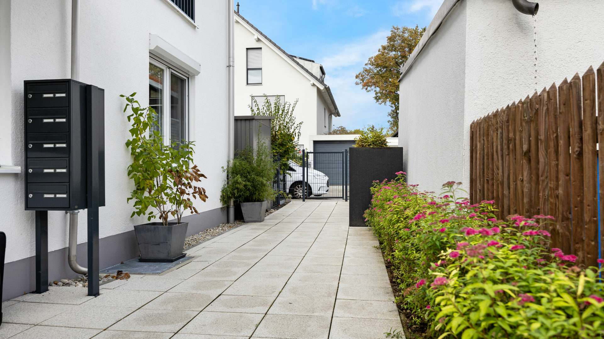 Gehweg zum Haus und Briefkasten