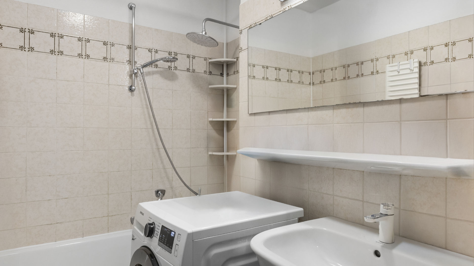 Bad mit Wanne und Waschbecken