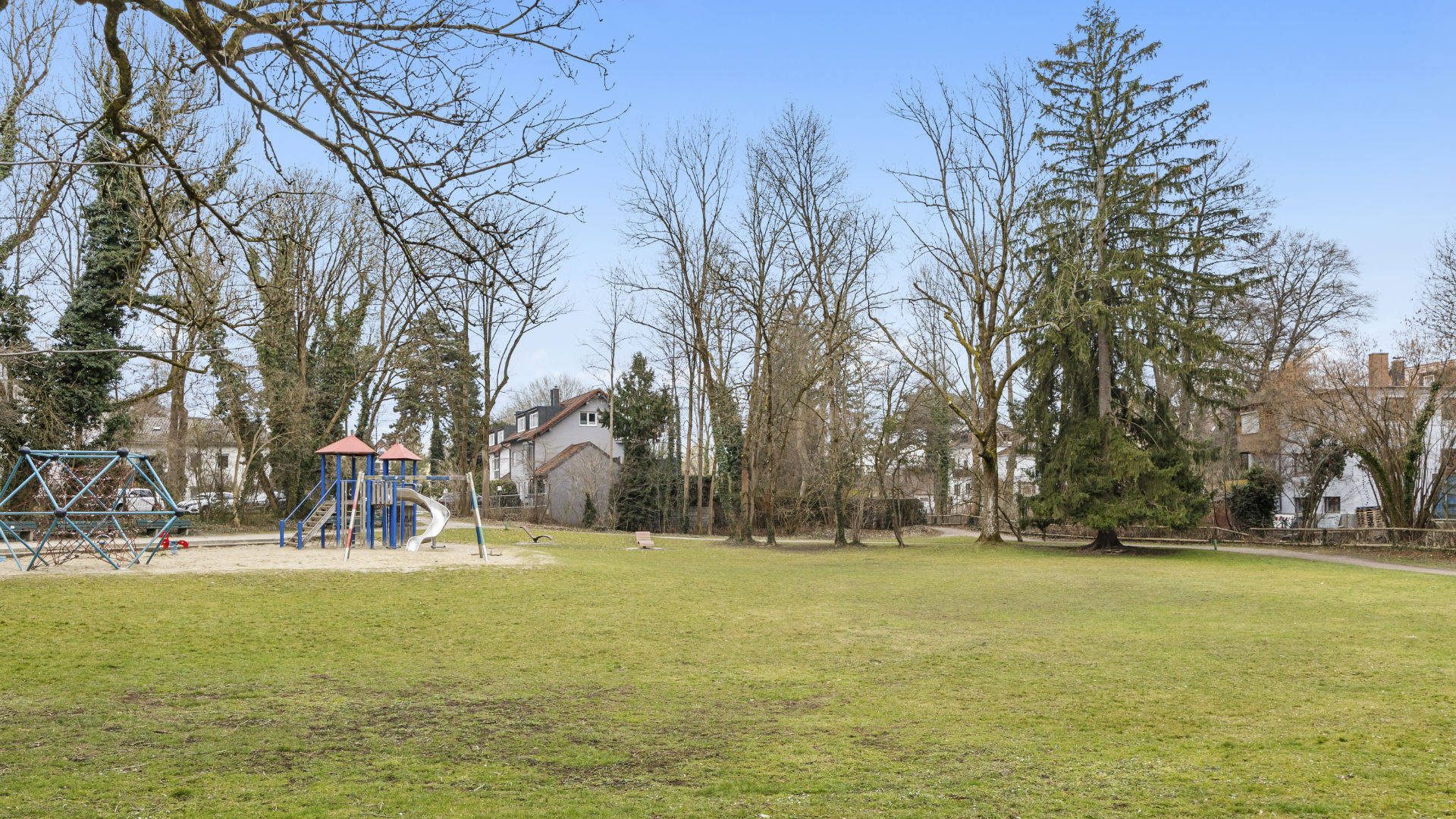 Park mit Kinderspielplatz