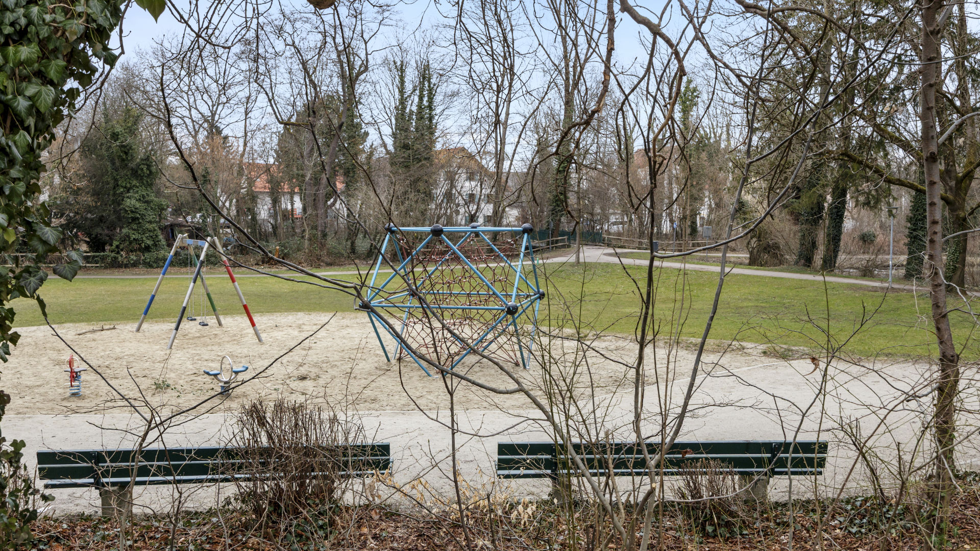 Parkt mit Kinderspielplatzq