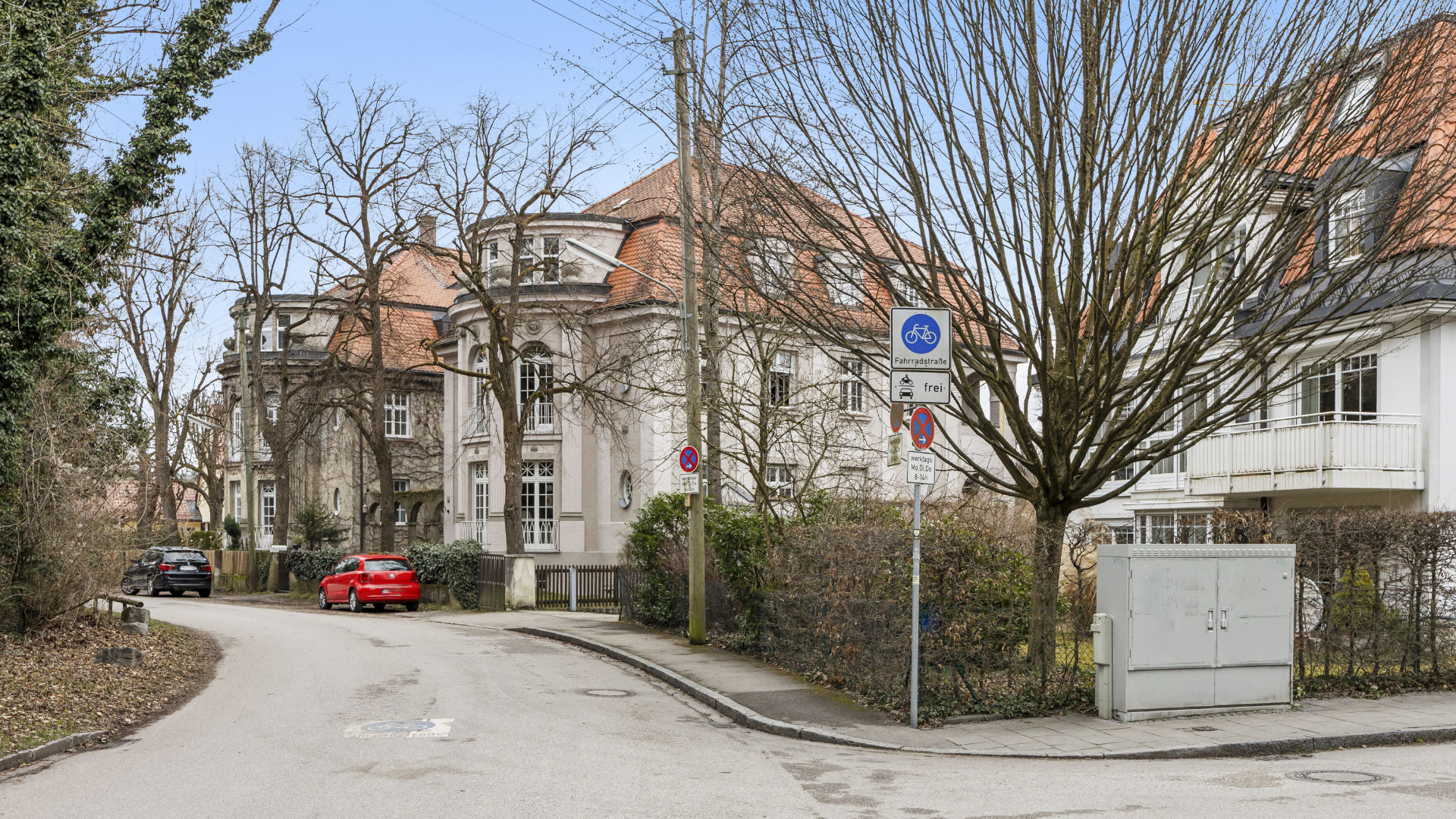 Anliegerstraße mit Villen