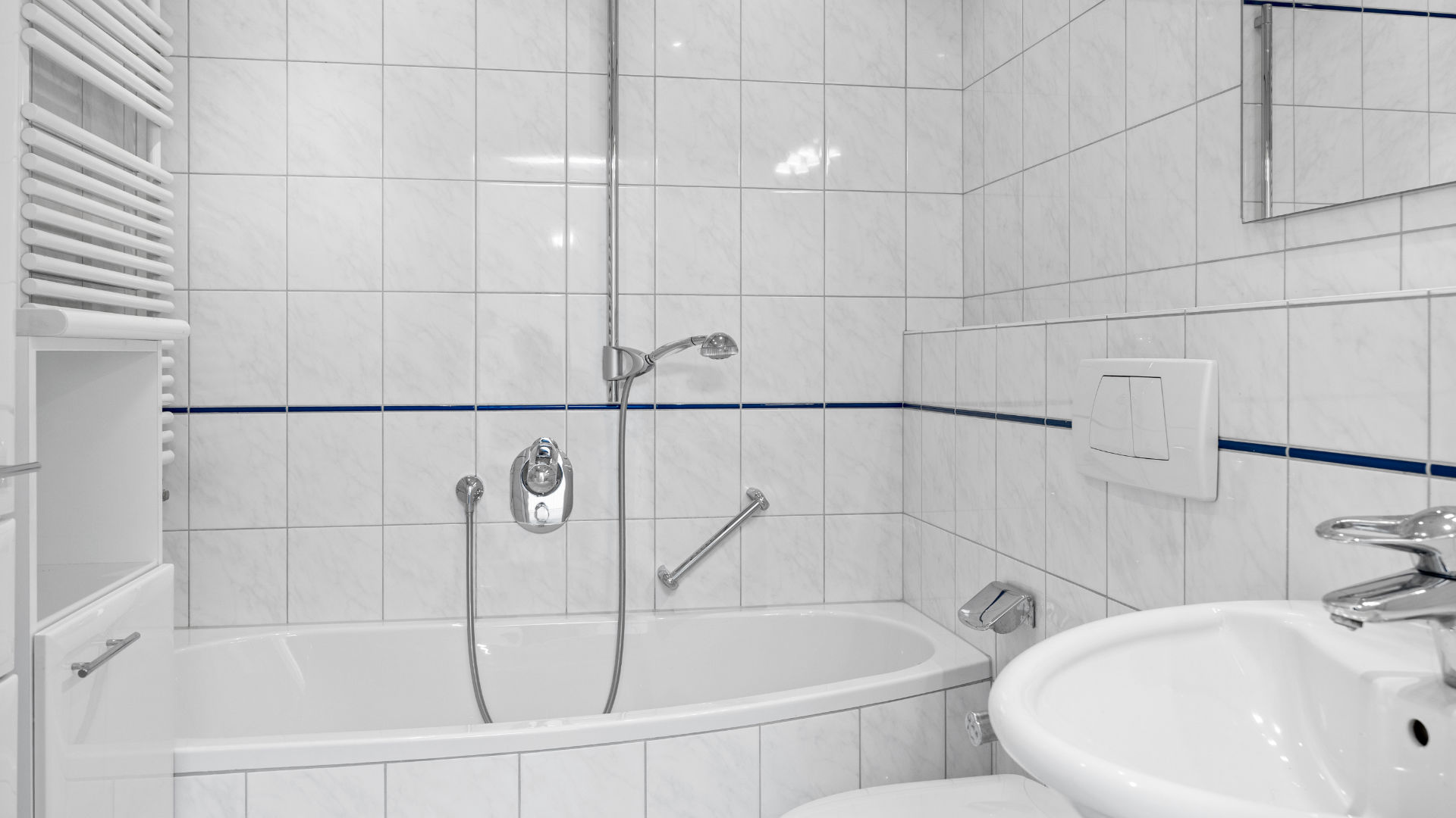 Helles Bad mit Wanne