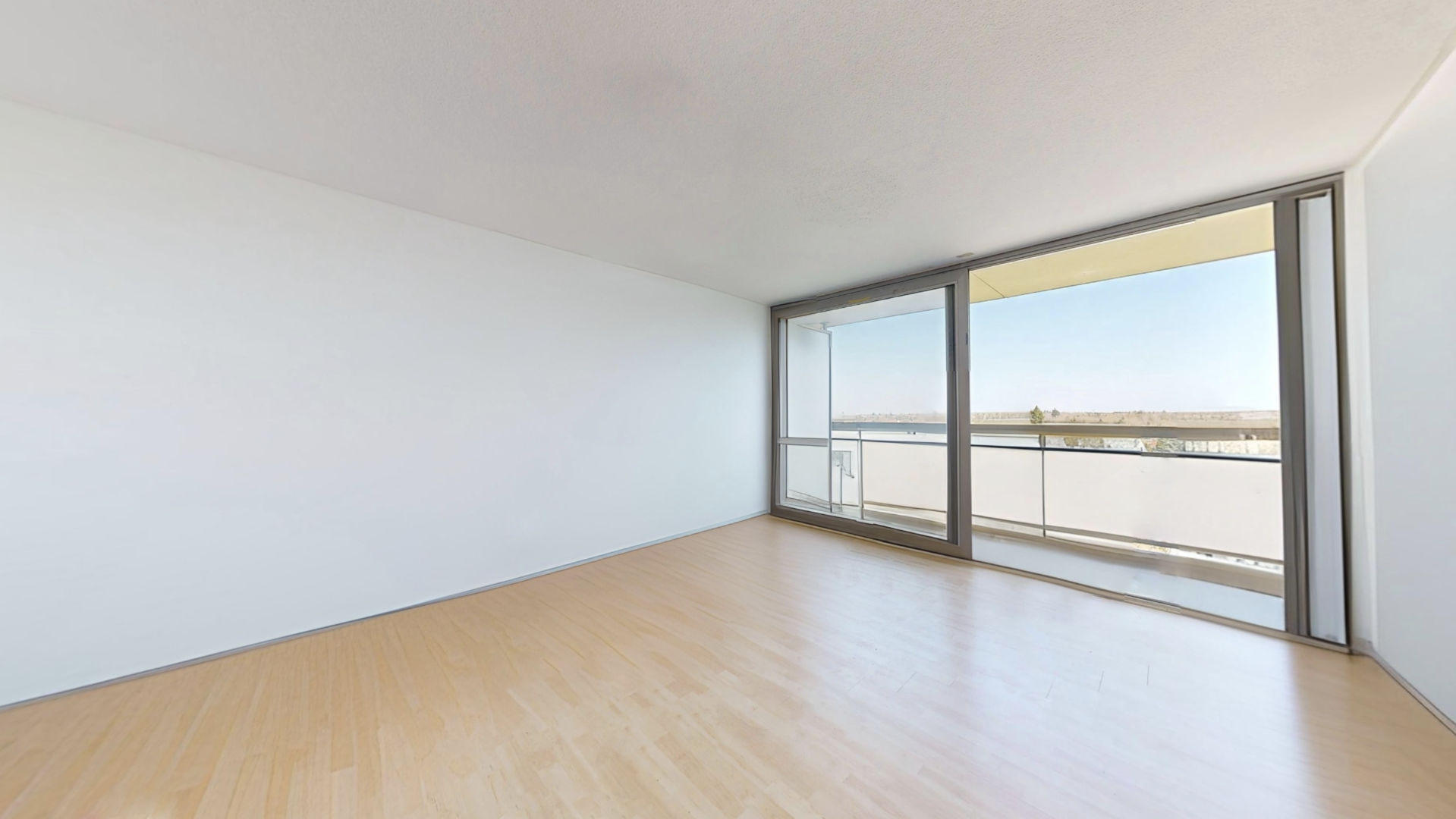 Wohnzimmer mit großem Fenster