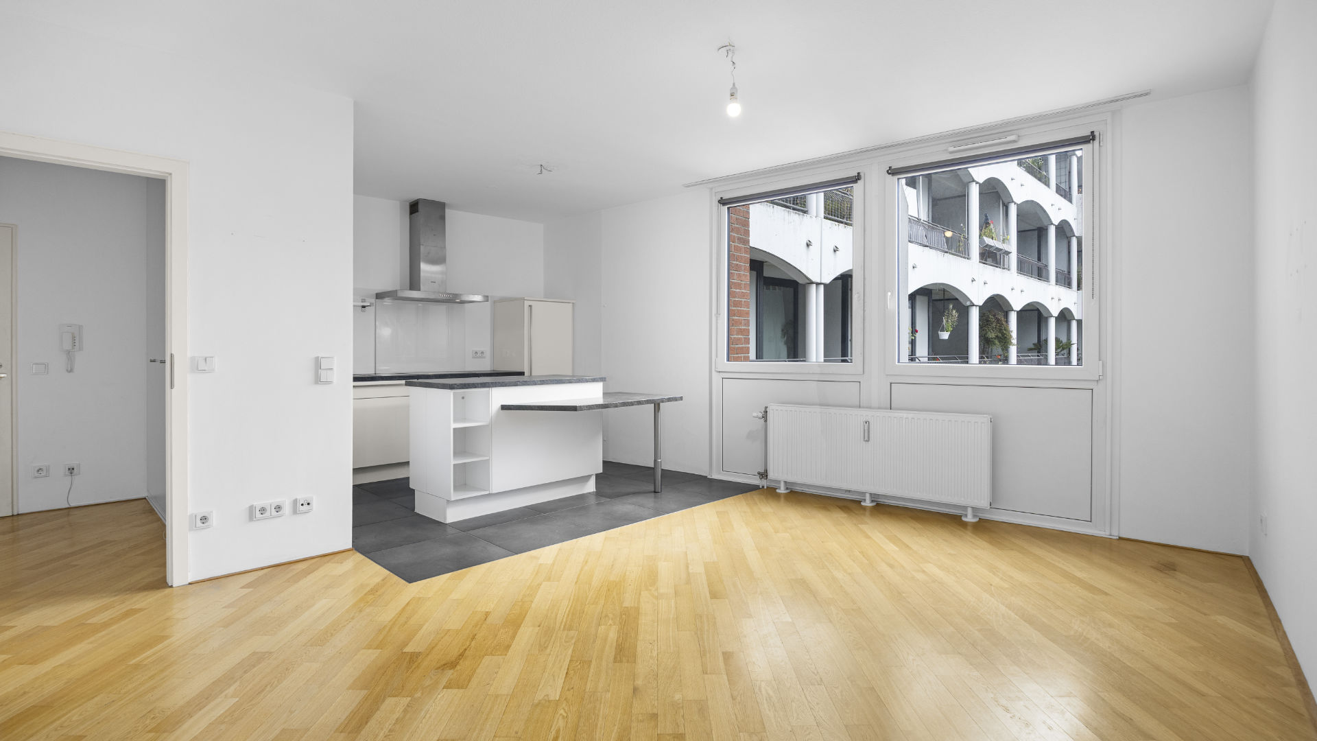 Geräumiger Essbereich mit hochwertiger Einbauküche, Immobilie München-Bogenhausen