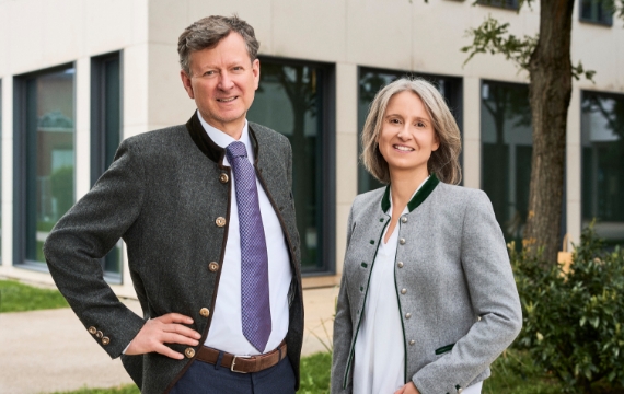 Katerina und Thomas, Gründer von Rogers Immobilien, vor ihrem Büro in München