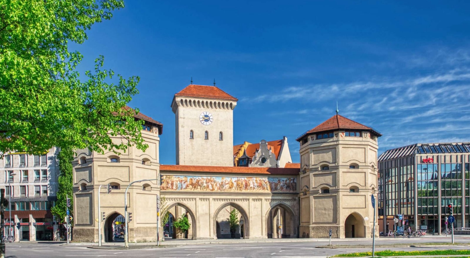 Das historische Isartor in München mit seinen Türmen vor blauem Himmel, bekanntes Wahrzeichen der Altstadt