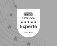 Rundes ImmoScout24-Siegel mit fünf Sternen und der Bezeichnung 'Experte seit 2022' vor Sternenmuster.