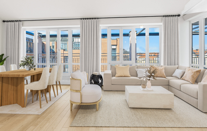 Modern eingerichtetes Wohn-Esszimmer mit hellen Sofas und Panoramafenstern in Haidhausen
