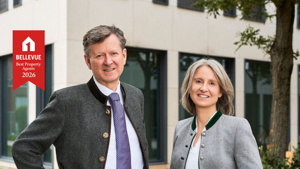 Die Geschäftsführung von Rogers Immobilien mit der Bellevue-Auszeichnung Best Property Agents 2026