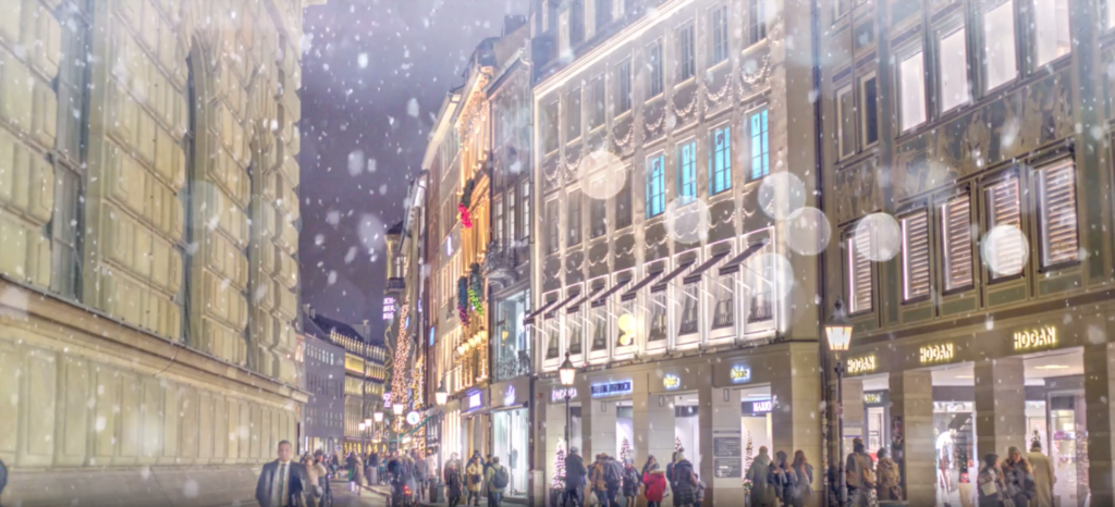Verschneite Einkaufsstraße in der Münchner Innenstadt mit weihnachtlicher Beleuchtung bei Nacht