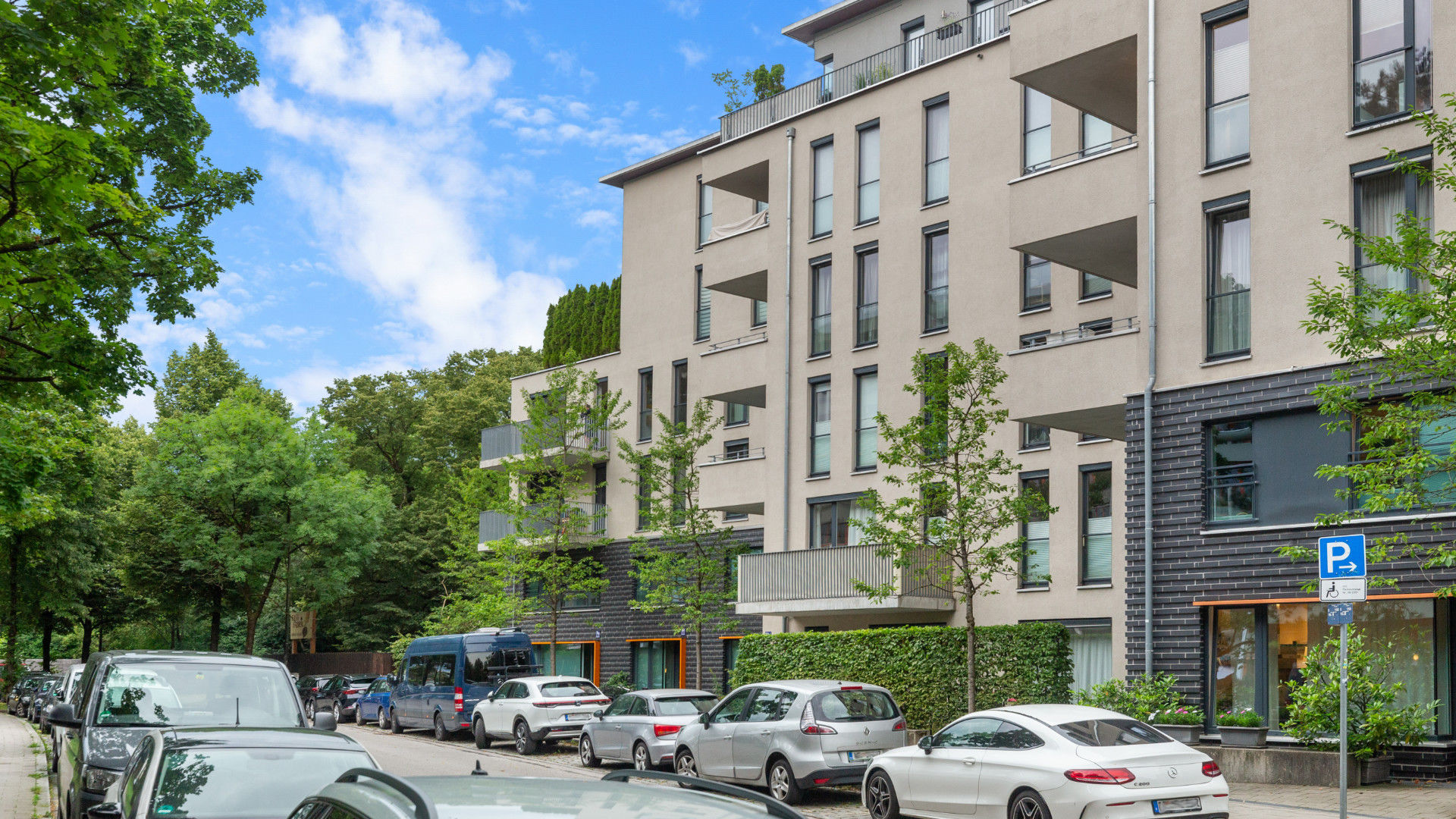 Modernes Wohnprojekt mit Balkonen und Ladengeschäften im Münchner Stadtteil Laim