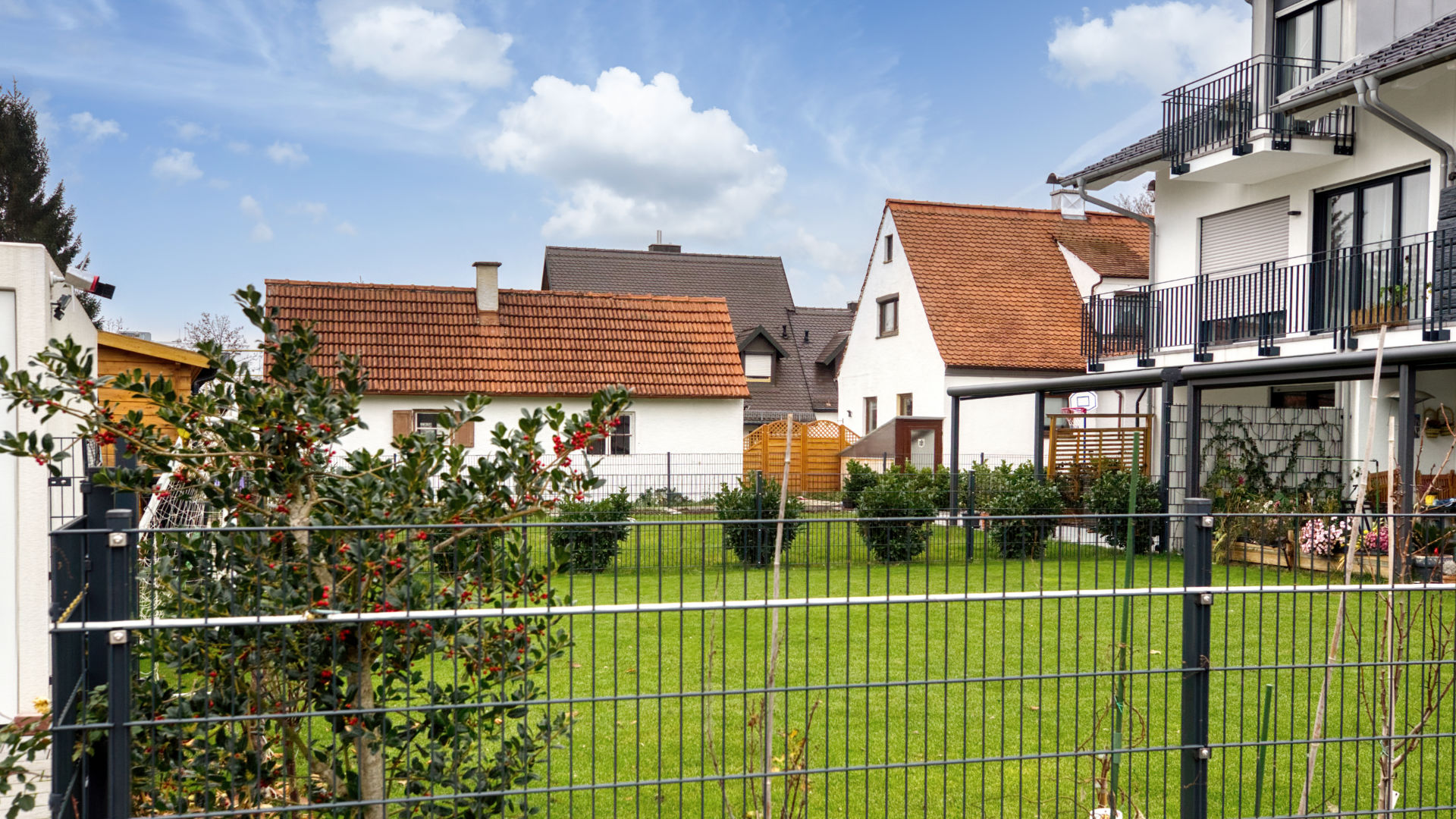 Einfamilienhäuser mit Satteldach und gepflegtem Garten im Altbestand des Stadtteils Milbertshofen München