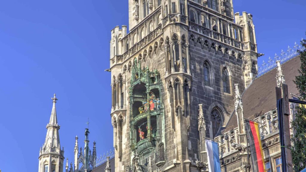 Nahaufnahme des Rathausturms mit Glockenspiel am Marienplatz in München