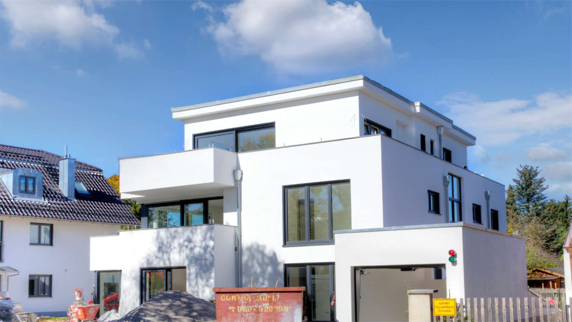 Modern white new-build house with construction site and flat roof in the Hadern district of Munich
