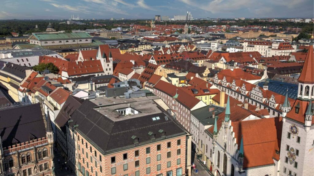Panoramablick über die Münchner Altstadt mit historischen Kirchtürmen und roten Ziegeldächern