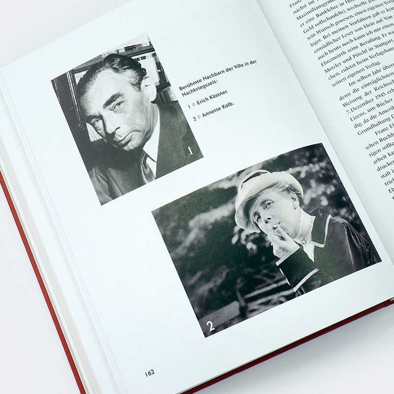 Aufgeschlagene Buchseite mit historischen Schwarz-Weiß-Porträtfotos zweier Männer im Buch 'Die Villa am Herzogpark'