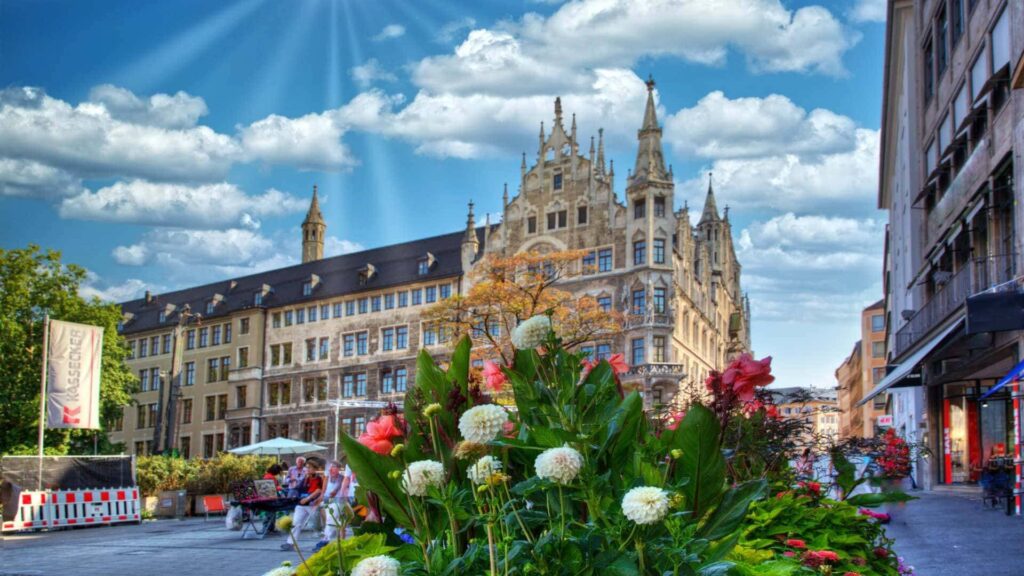 Marienplatz mit Rathausturm in München, im Vordergrund bunte Blumen