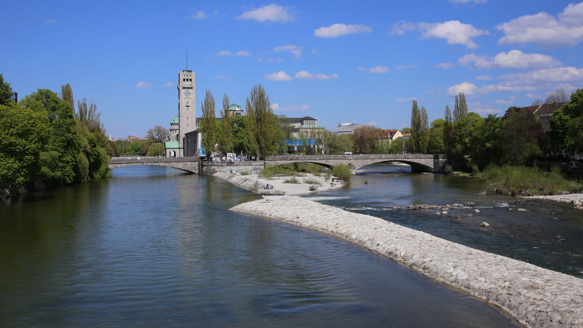 Blick auf die Isar mit Brücke und Turm des Deutschen Museums in München