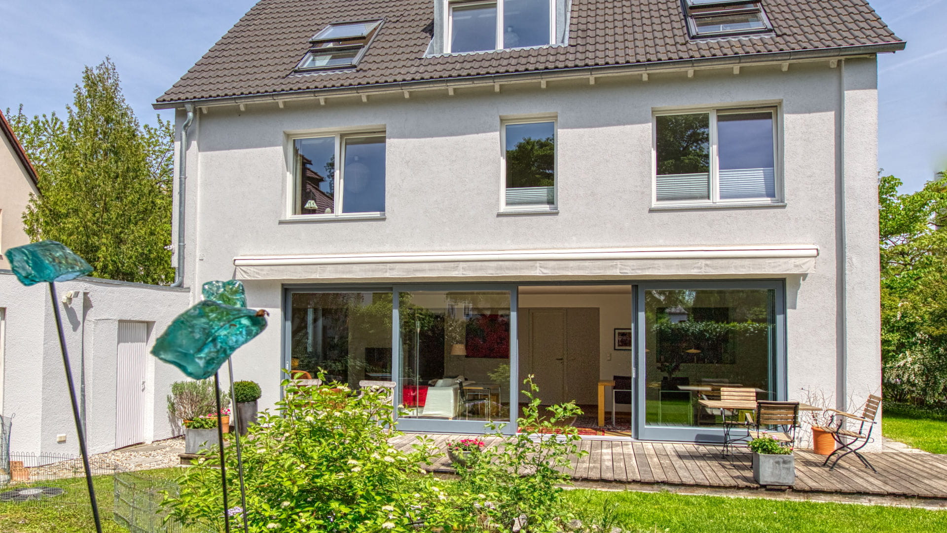 Modernes Einfamilienhaus mit großer Terrasse und Garten in München
