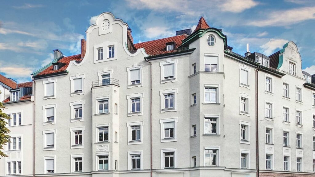 Historisches Jugendstil-Wohnhaus mit geschwungenen Giebeln und weißer Fassade