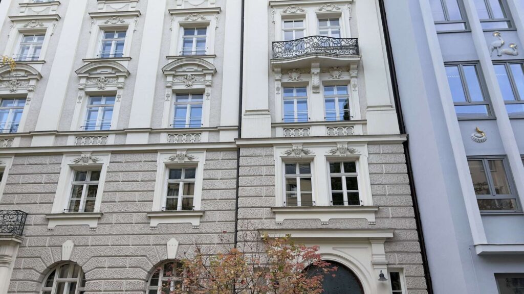 Beige Altbaufassade mit klassischen Fensterrahmen als Titelbild zum Thema energetische Sanierung und Steuer