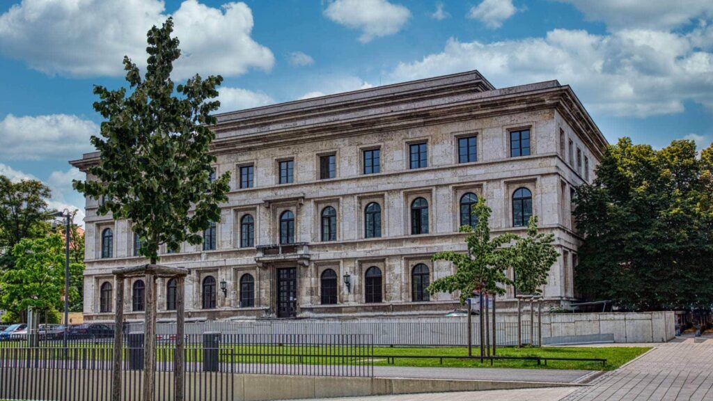 Klassizistisches historisches Gebäude mit heller Steinfassade und Säulenportal