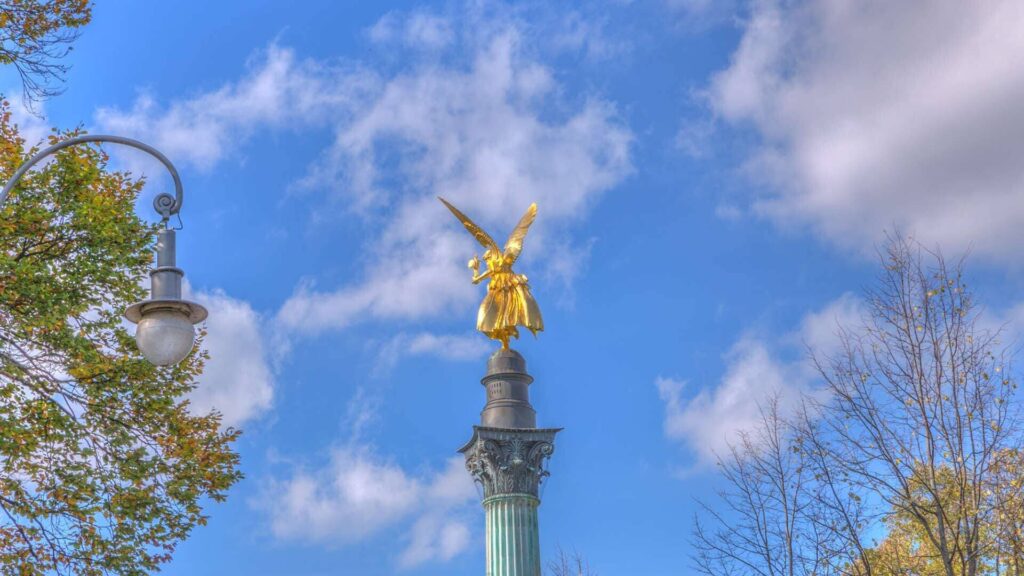 Goldene Engelstatue auf der Säule des Friedensengels in München