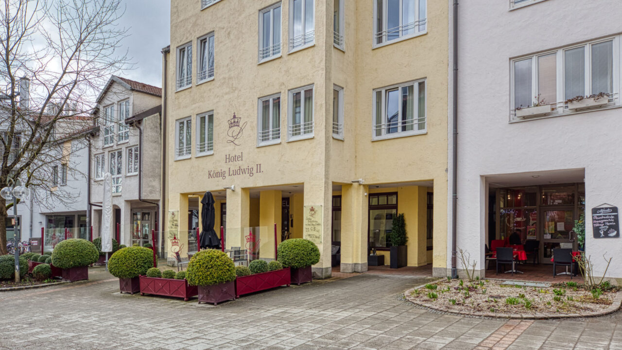 Fußgängerzone mit historischen Fassaden und gepflasterten Wegen im Ortskern von Garching bei München