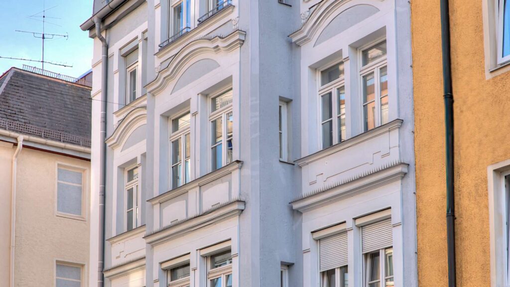 Bunte Altbaufassaden mehrerer Münchner Wohnhäuser nebeneinander