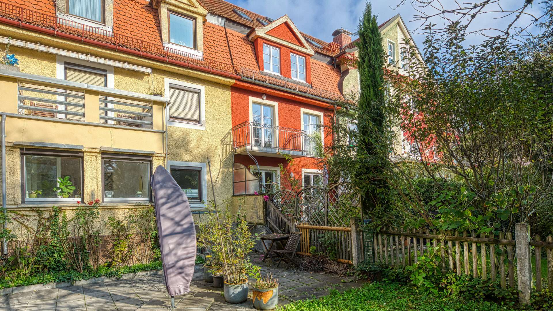 Reihenhäuser mit privaten Gärten, Terrasse und Ziegeldach im Münchner Stadtteil Sendling