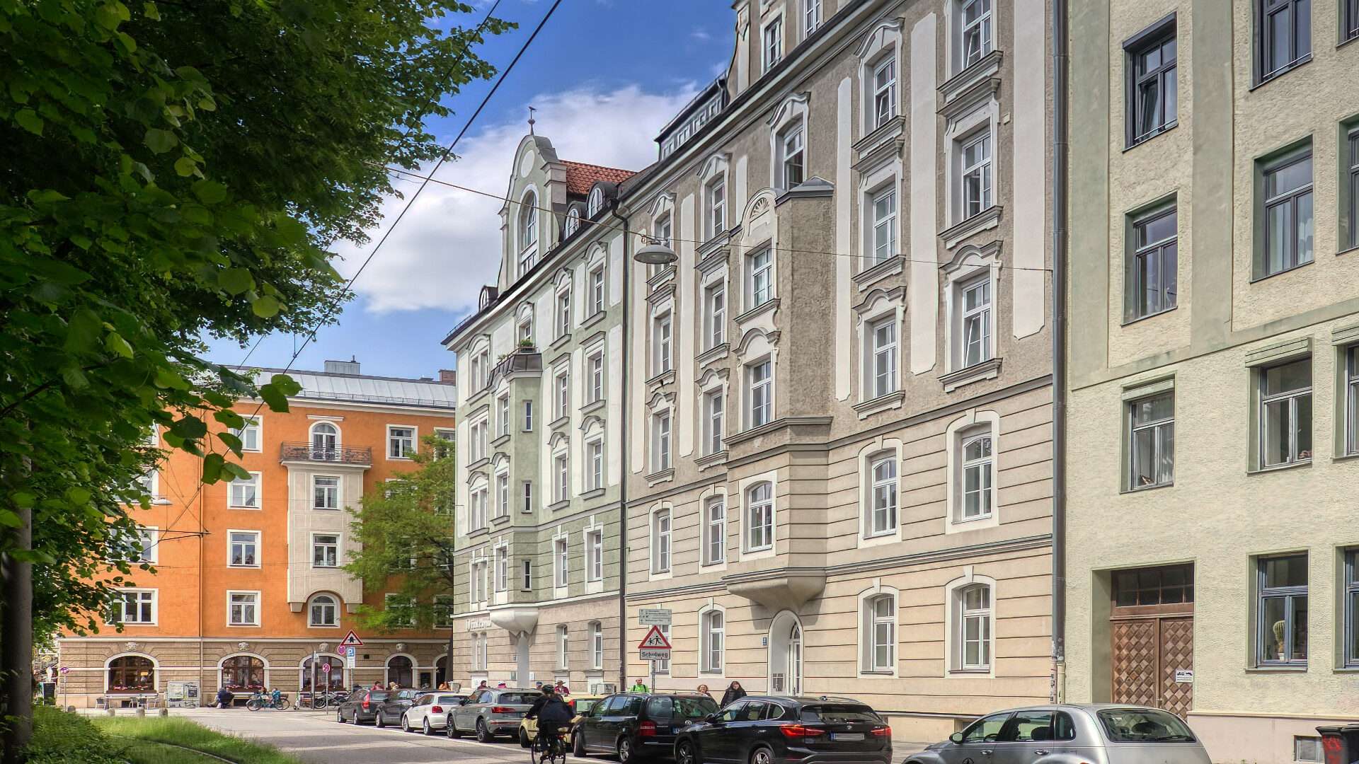 Helle Altbaufassade mit Erker an der Wörthstraße im Münchner Stadtteil Haidhausen