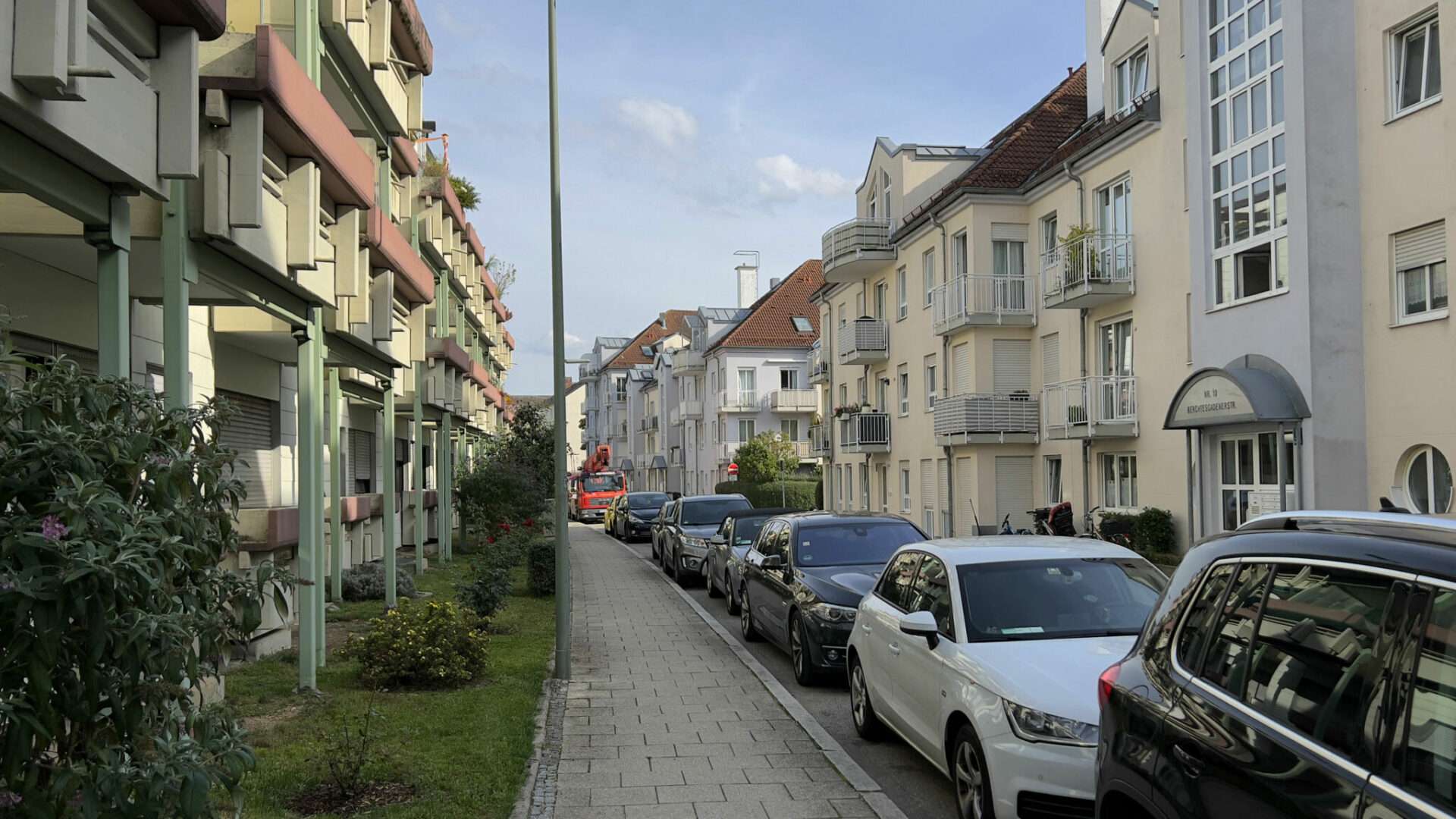 Wohnstraße mit parkenden Autos und Altbaufassaden an der Berchtesgadener Straße in München-Harlaching