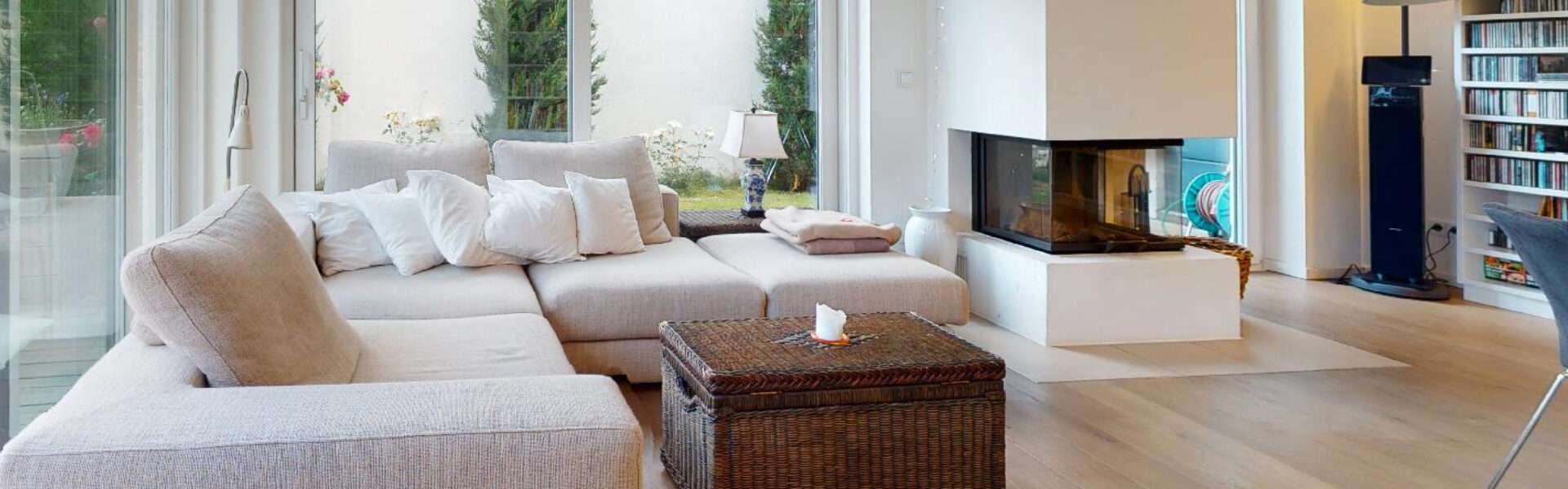 Modernes helles Wohnzimmer mit Kaminofen, Bücherregal und großer Fensterfront in Garching bei München