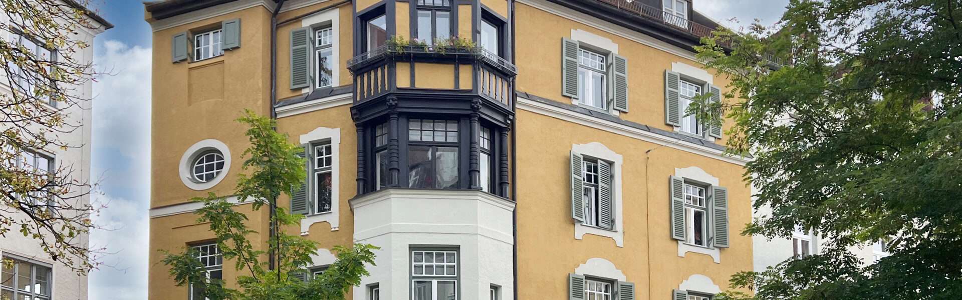 Historische Altbaufassade mit dunklem Erker in München-Neuhausen