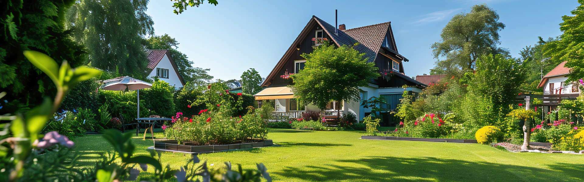 Weitläufiger gepflegter Garten mit Rasenfläche und Villa im Hintergrund im Münchner Stadtteil Solln