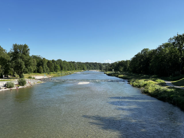 Klarer Fluss der Isar mit bewaldeten Ufern im Münchner Stadtteil Thalkirchen