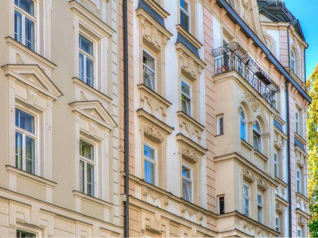 Verzierte Altbaufassade mit Balkon und Stuckelementen im Münchner Stadtteil Neuhausen