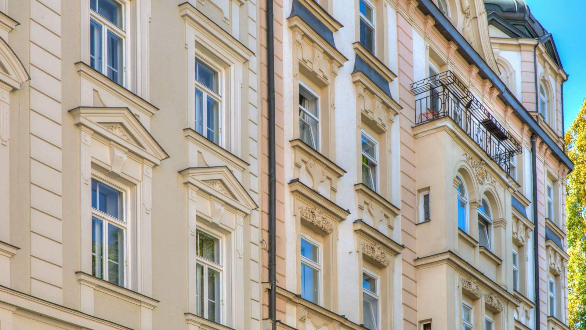 Cremefarbene Altbaufassaden mit verzierten Fensterrahmen in München-Neuhausen – Symbolbild zu Immobilienpreisen