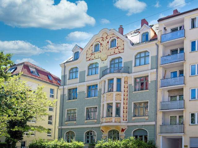 Historische Altbaufassade mit kunstvollen Ornamenten und Balkonen in München-Schwabing