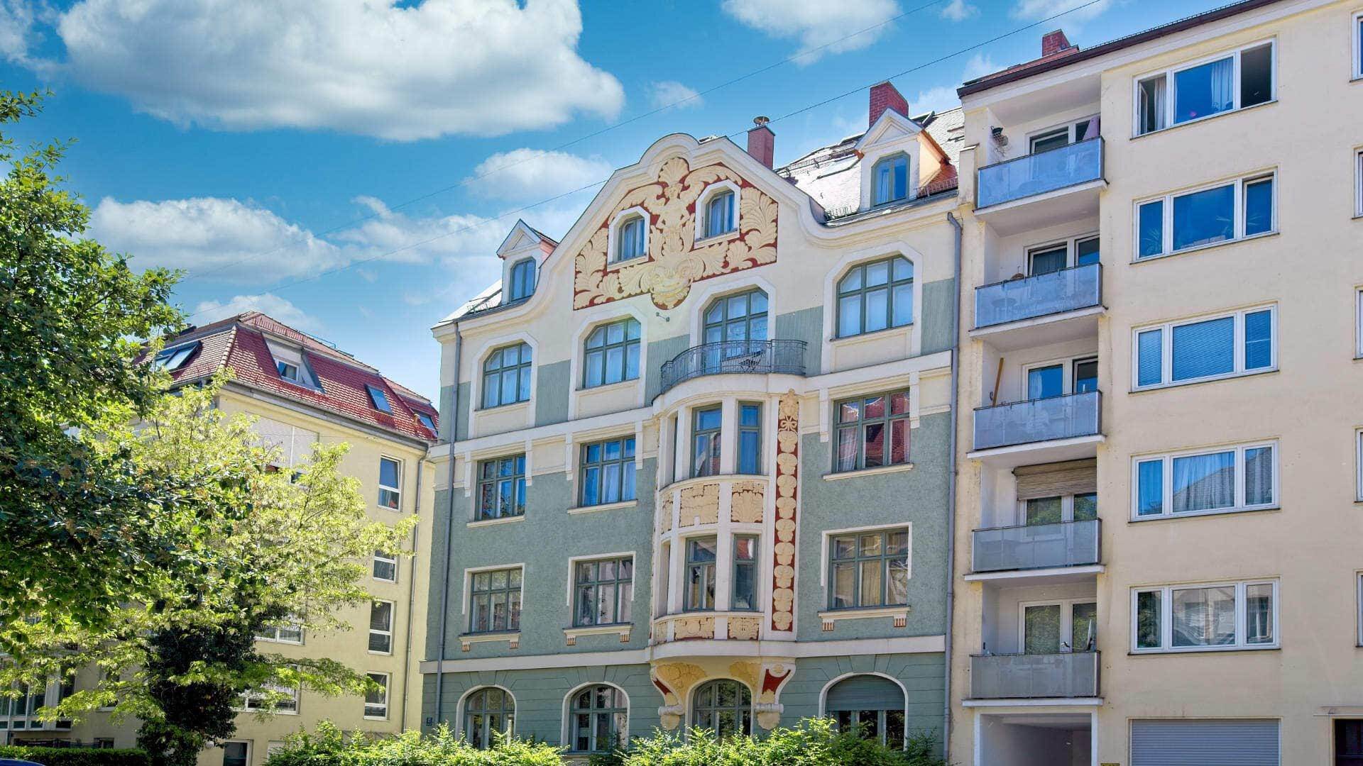 Verzierte Jugendstilfassade mit Balkonen und Ornamenten im Münchner Stadtteil Schwabing – Symbolbild zu Immobilienpreisen