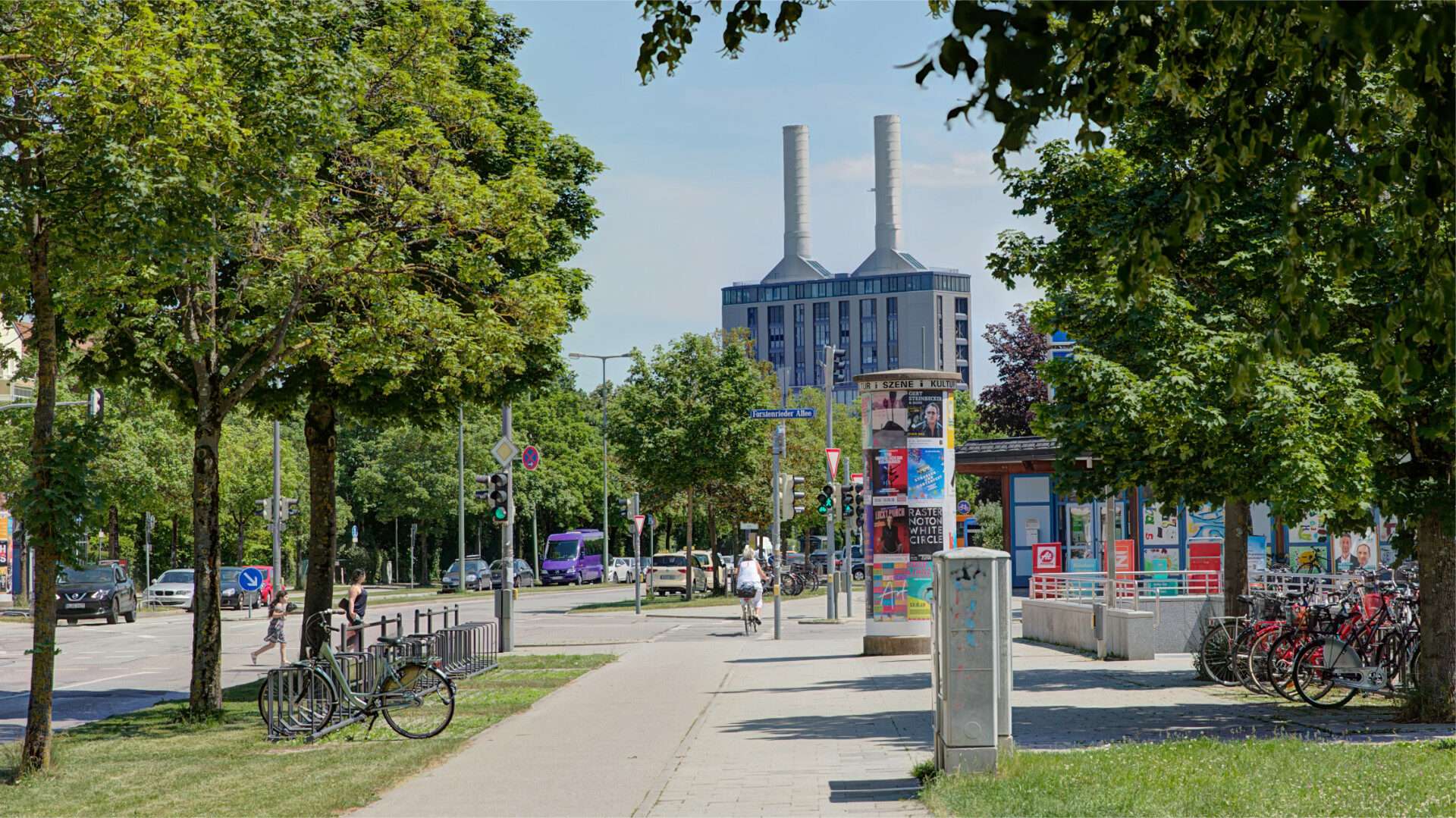 Baumbestandene Straße mit Blick auf ein Heizkraftwerk an der Drygalski-Allee im Münchner Stadtteil Forstenried